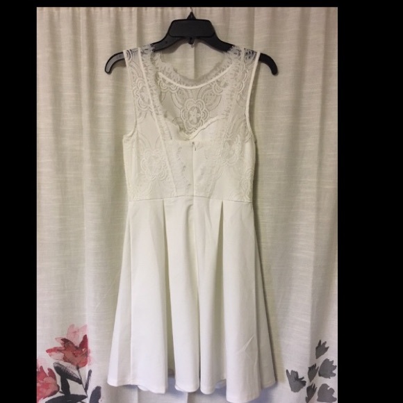 High neck short white dress with lace, size S - Picture 2 of 3